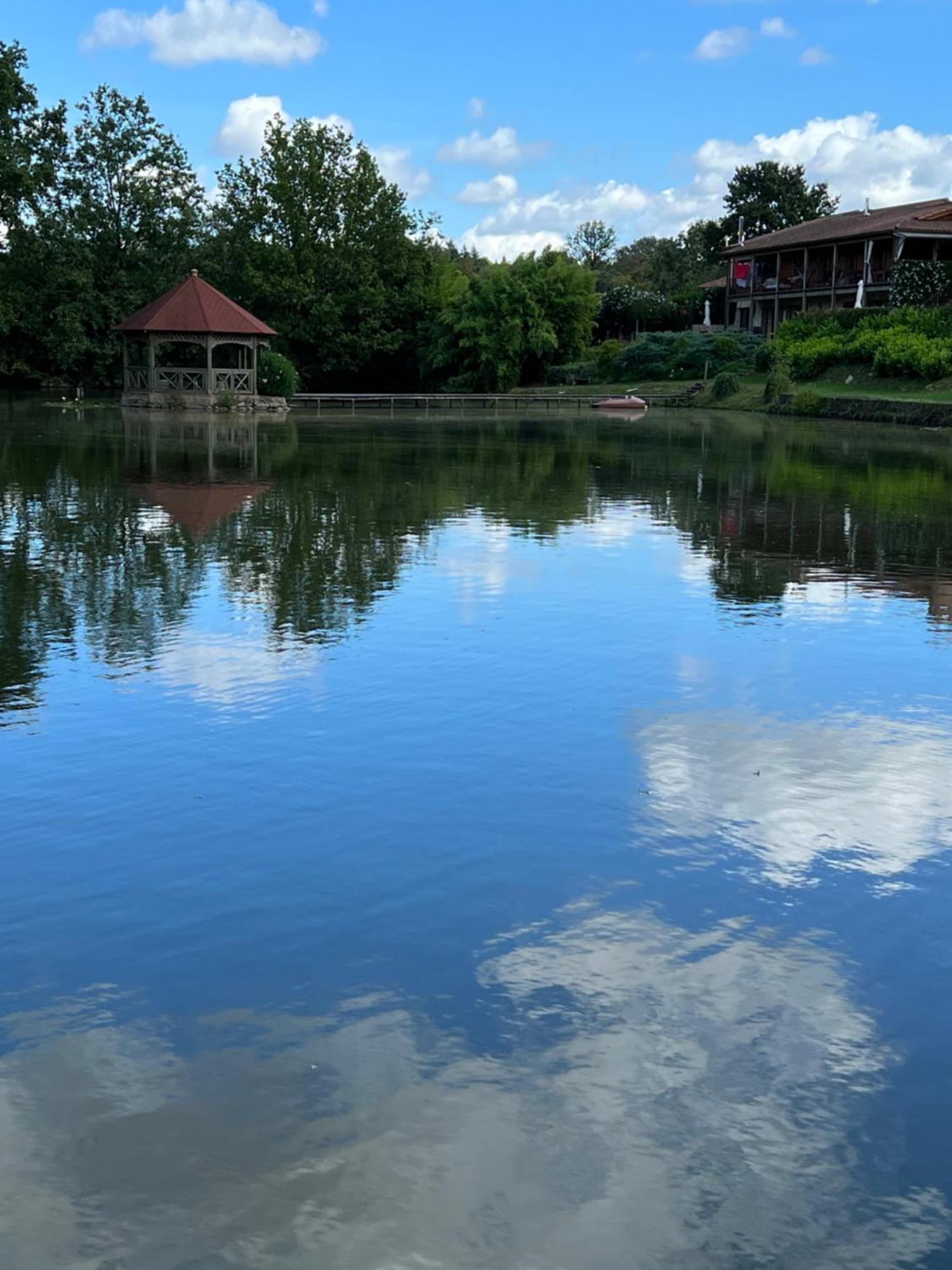 Lake Noble Saint-Germain-l'Aiguiller Exterior foto